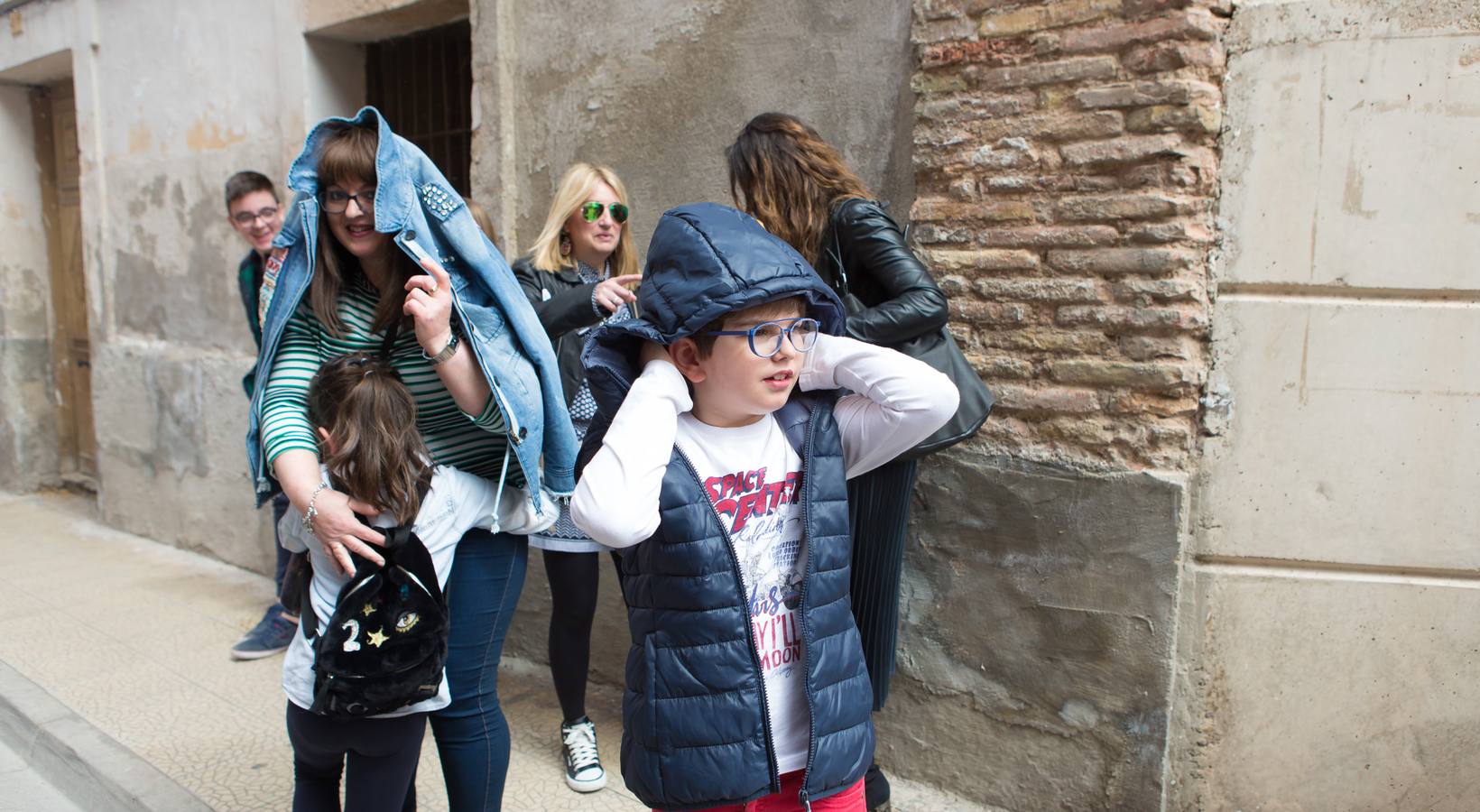 Un centenar de peleles alusivos, principalmente, a personajes relacionados con la crisis de Cataluña -vestidos de romanos y en movimiento- se han colgado en las calles de Alfaro para ser quemados, en la tradicional quema de Judas del Domingo de Resurrección