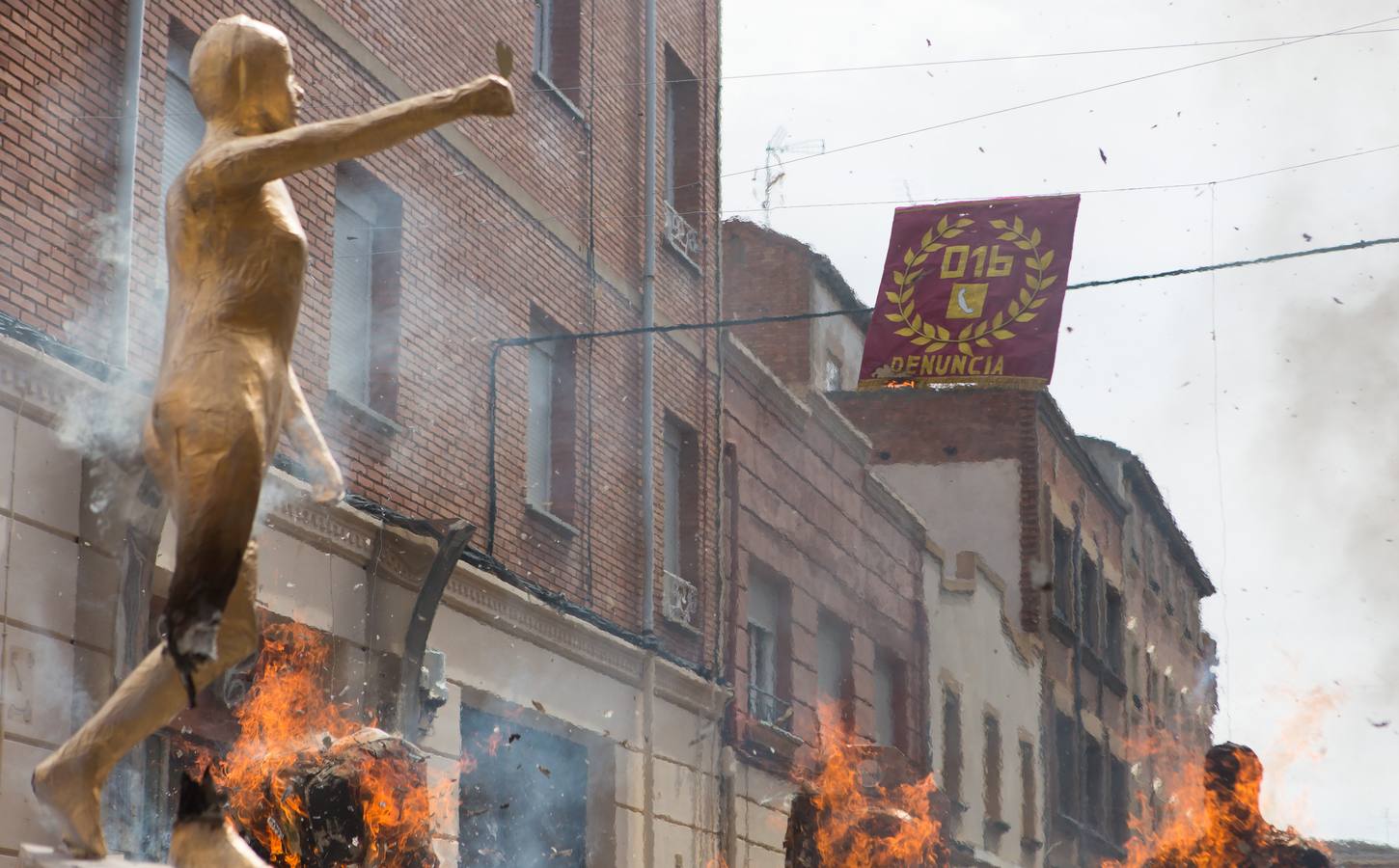 Un centenar de peleles alusivos, principalmente, a personajes relacionados con la crisis de Cataluña -vestidos de romanos y en movimiento- se han colgado en las calles de Alfaro para ser quemados, en la tradicional quema de Judas del Domingo de Resurrección