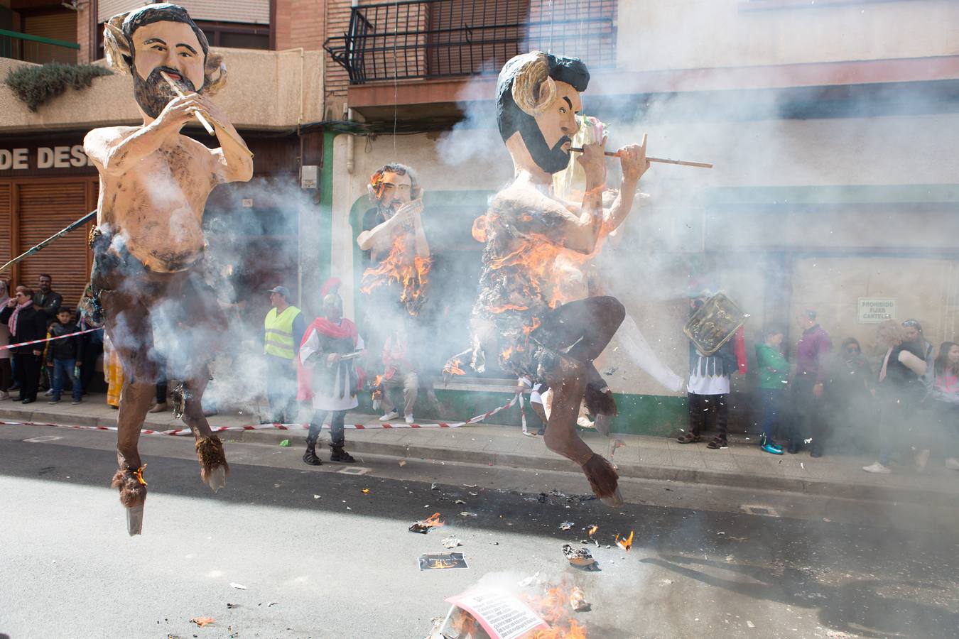 Un centenar de peleles alusivos, principalmente, a personajes relacionados con la crisis de Cataluña -vestidos de romanos y en movimiento- se han colgado en las calles de Alfaro para ser quemados, en la tradicional quema de Judas del Domingo de Resurrección