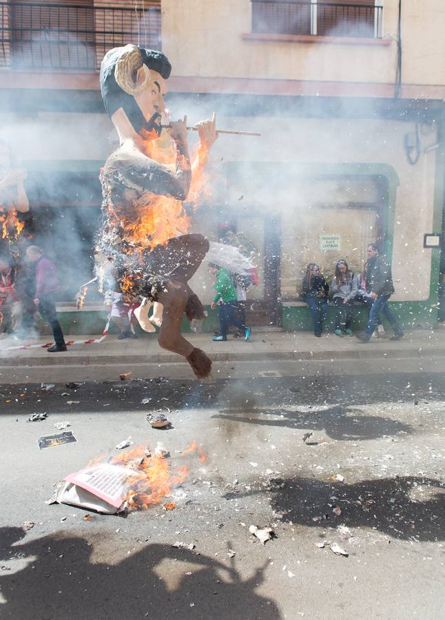 Un centenar de peleles alusivos, principalmente, a personajes relacionados con la crisis de Cataluña -vestidos de romanos y en movimiento- se han colgado en las calles de Alfaro para ser quemados, en la tradicional quema de Judas del Domingo de Resurrección