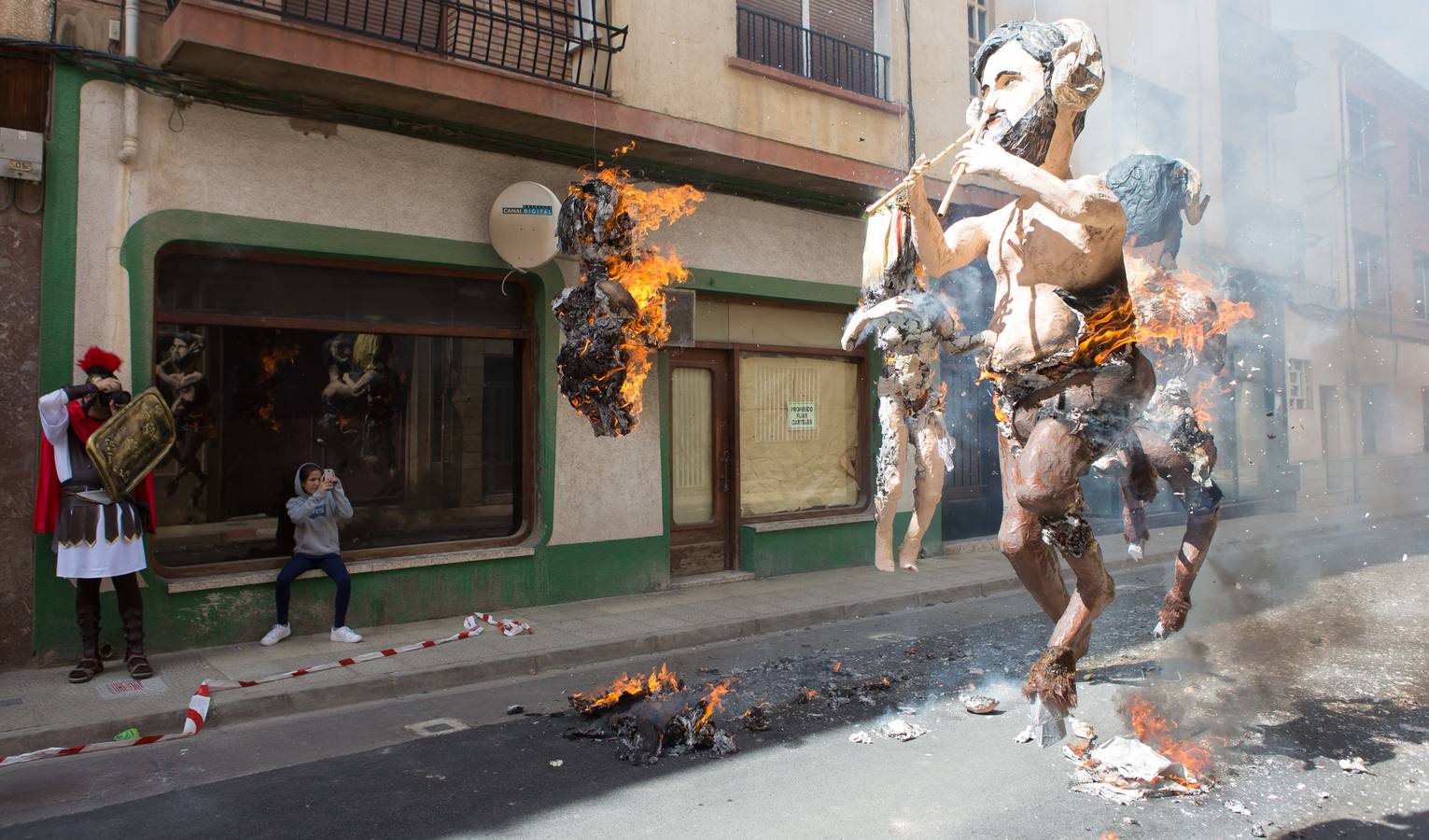 Un centenar de peleles alusivos, principalmente, a personajes relacionados con la crisis de Cataluña -vestidos de romanos y en movimiento- se han colgado en las calles de Alfaro para ser quemados, en la tradicional quema de Judas del Domingo de Resurrección