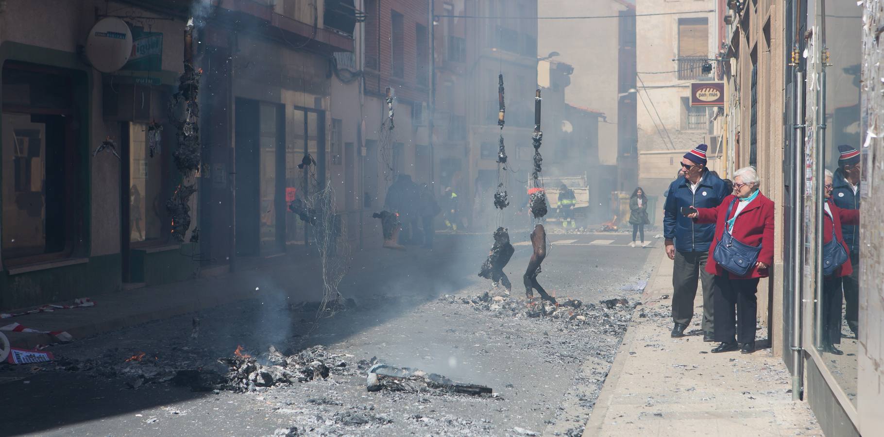 Un centenar de peleles alusivos, principalmente, a personajes relacionados con la crisis de Cataluña -vestidos de romanos y en movimiento- se han colgado en las calles de Alfaro para ser quemados, en la tradicional quema de Judas del Domingo de Resurrección