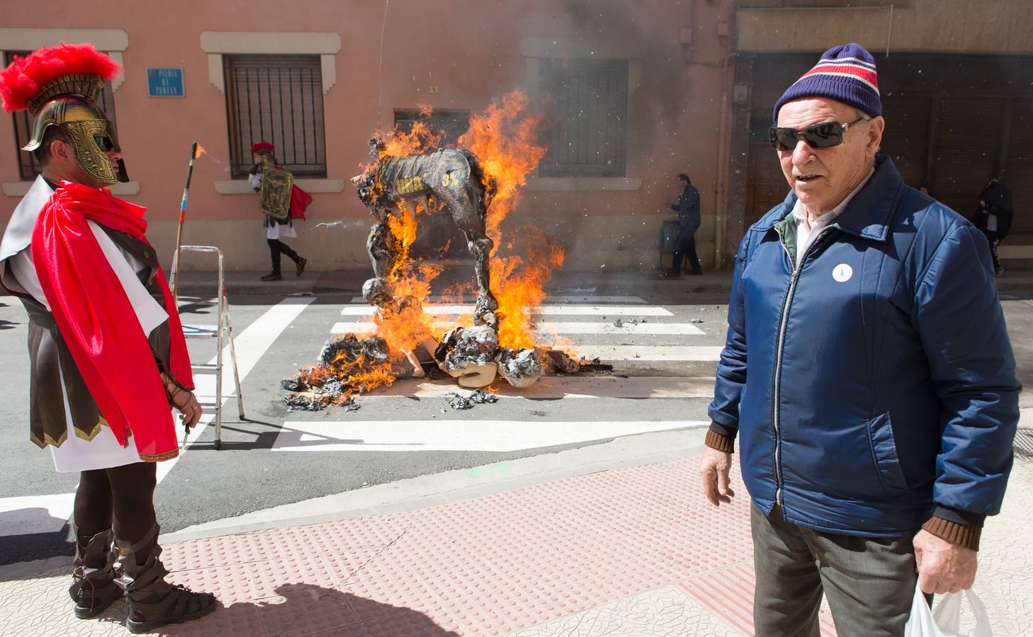 Un centenar de peleles alusivos, principalmente, a personajes relacionados con la crisis de Cataluña -vestidos de romanos y en movimiento- se han colgado en las calles de Alfaro para ser quemados, en la tradicional quema de Judas del Domingo de Resurrección