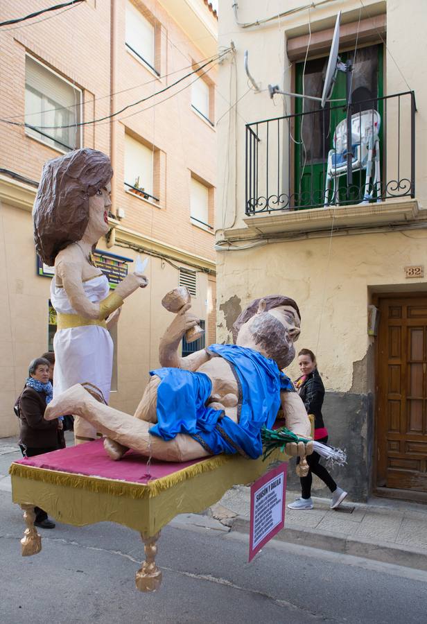 Un centenar de peleles alusivos, principalmente, a personajes relacionados con la crisis de Cataluña -vestidos de romanos y en movimiento- se han colgado en las calles de Alfaro para ser quemados, en la tradicional quema de Judas del Domingo de Resurrección