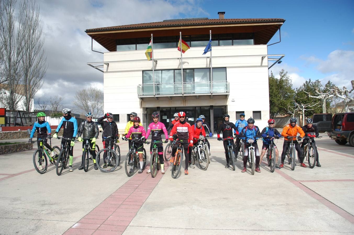 II marcha cicloturista Sierra de La Hez organizada por el colectivo El Redal en Movimiento. Después hubo degustación de zapatillas