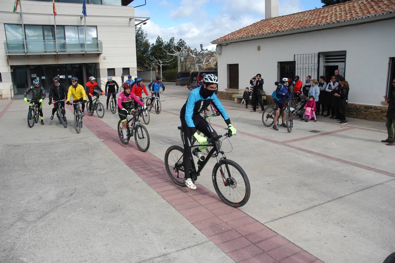 II marcha cicloturista Sierra de La Hez organizada por el colectivo El Redal en Movimiento. Después hubo degustación de zapatillas