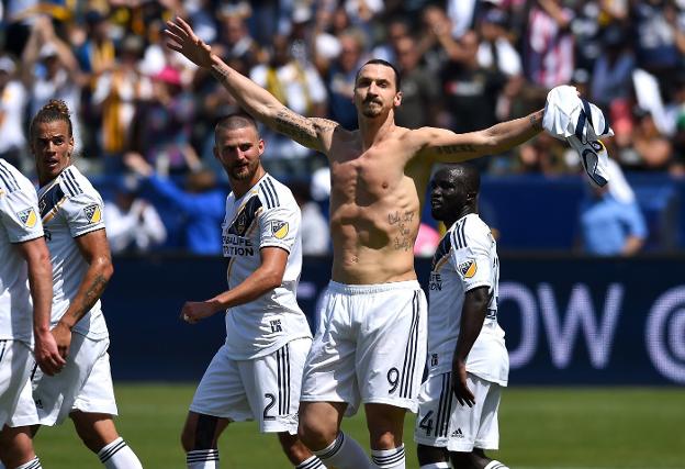 Zlatan, a pecho descubierto, saluda a la grada tras marcar su primer gol con los Galaxy. :: efe