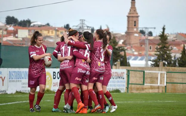 Las jugadoras del
EDF Logroño celebran el
primer gol del partido.
:: sergio martínez