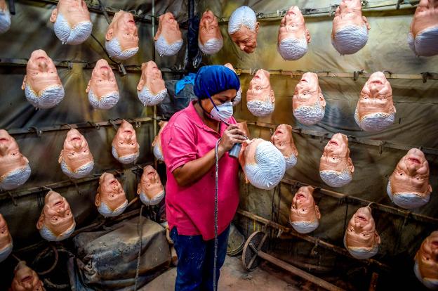Una empleada fabrica máscaras con el rostro de Andrés Manuel López Obrador, candidato a la Presidencia de México. :: alfredo estrella / afp