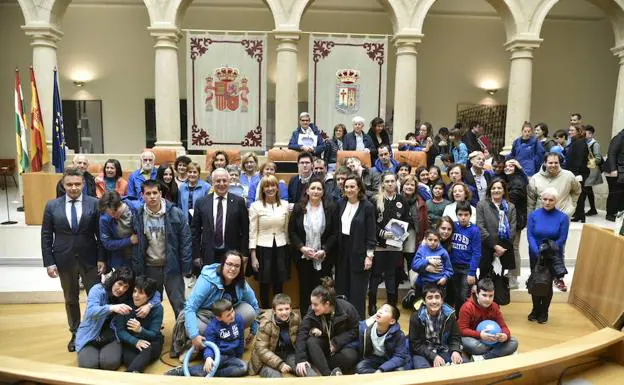 Participantes en el acto organizado por ARPA en el Parlamento de La Rioja. 