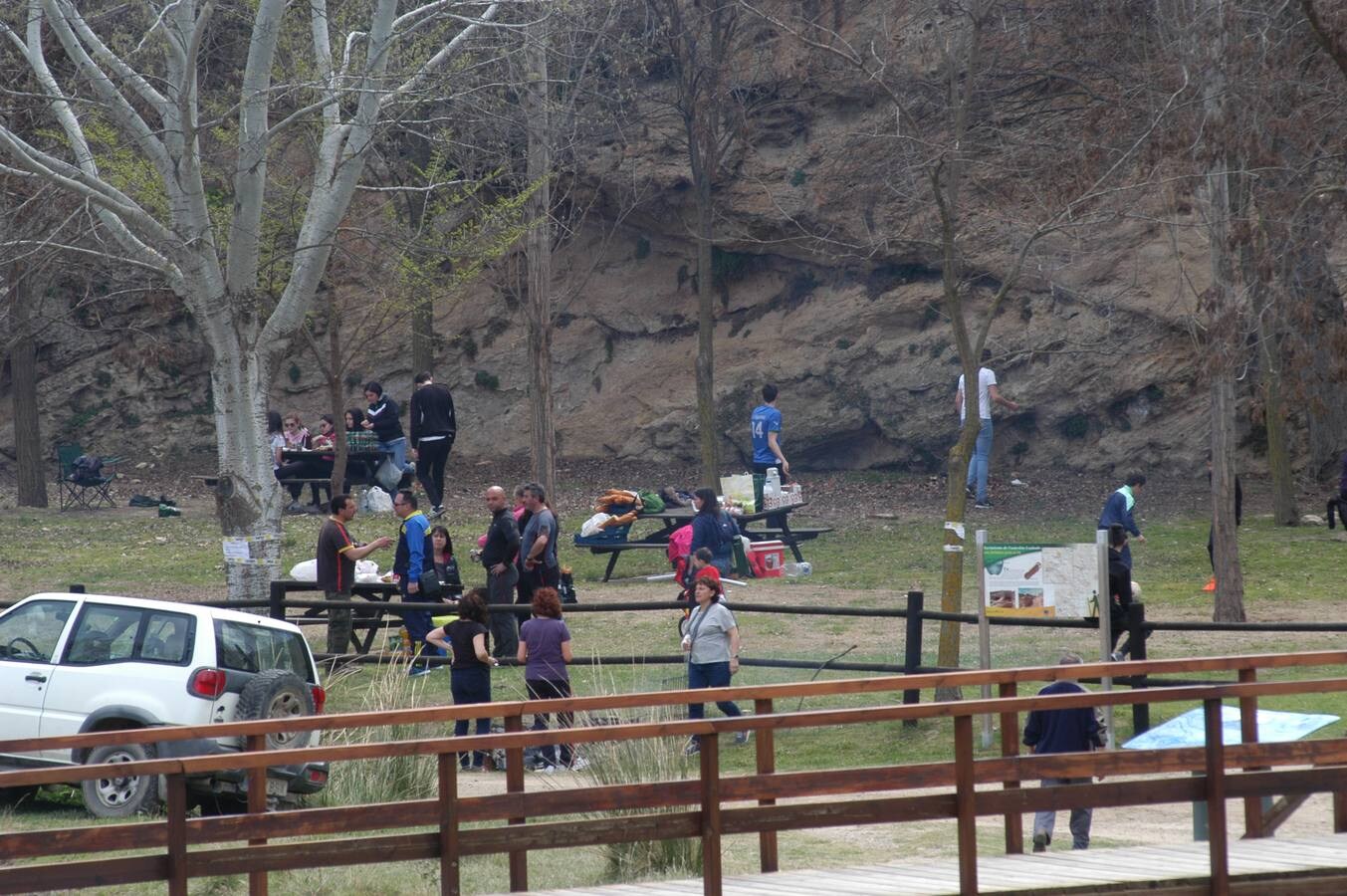 Las cuadrillas van al prado de Clunia, en Aguilar del Río Alhama (lugar donde estaba la toma) para comer calderetes y disfrutar de una jornada campestre