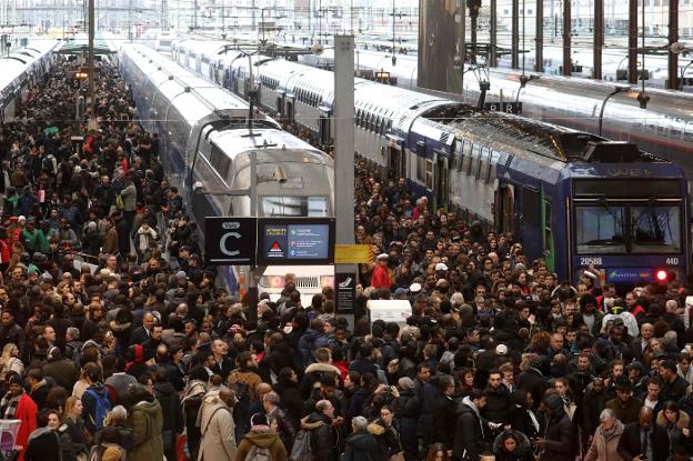 Cientos de personas se agolpan en la estación de París-Lyon, afectadas por los paros del primer día de huelga. :: ludovic MARIN / afp