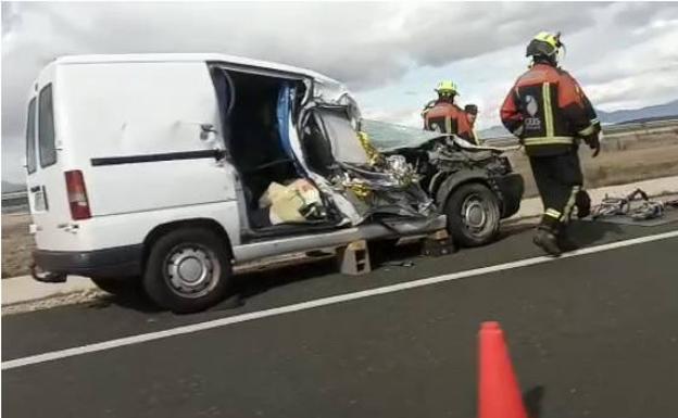 Los bomberos del CEIS trabajan en el lugar del accidente.