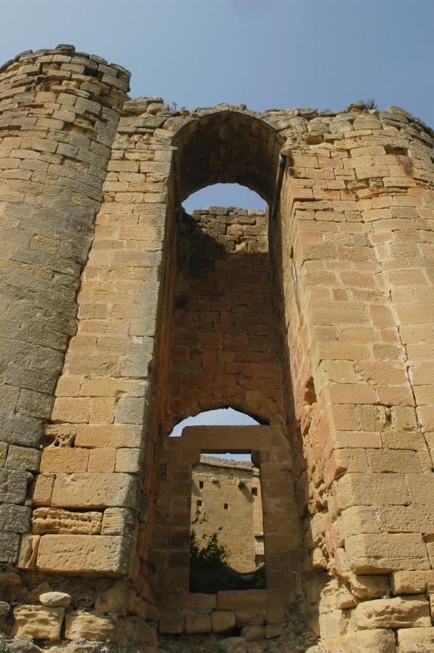 Robustas paredes de una de las entradas al castillo de Davalillo. Su deterioro es creciente. :: justo rodríguez