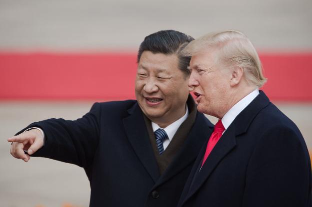 El presidente chino Xi Jinping, junto a su homólogo estadounidense Donald Trump en Pekín. :: afp