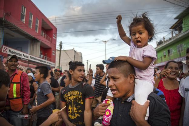 Migrantes centroamericanos protestan a su paso por la población de Nicolás Romero, en el Estado mexicano de Oaxaca.. :: Luis Villalobos / efe