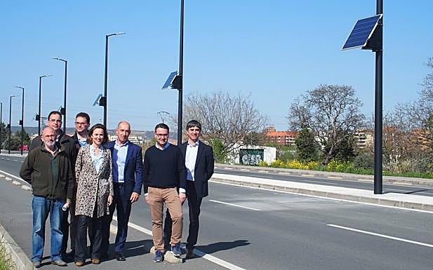 El vial de acceso al San Pedro estrena luminarias solares