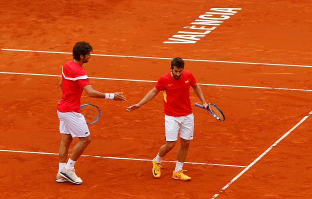 Feliciano y Marc López se saludan ayer en la pista. :: reuters