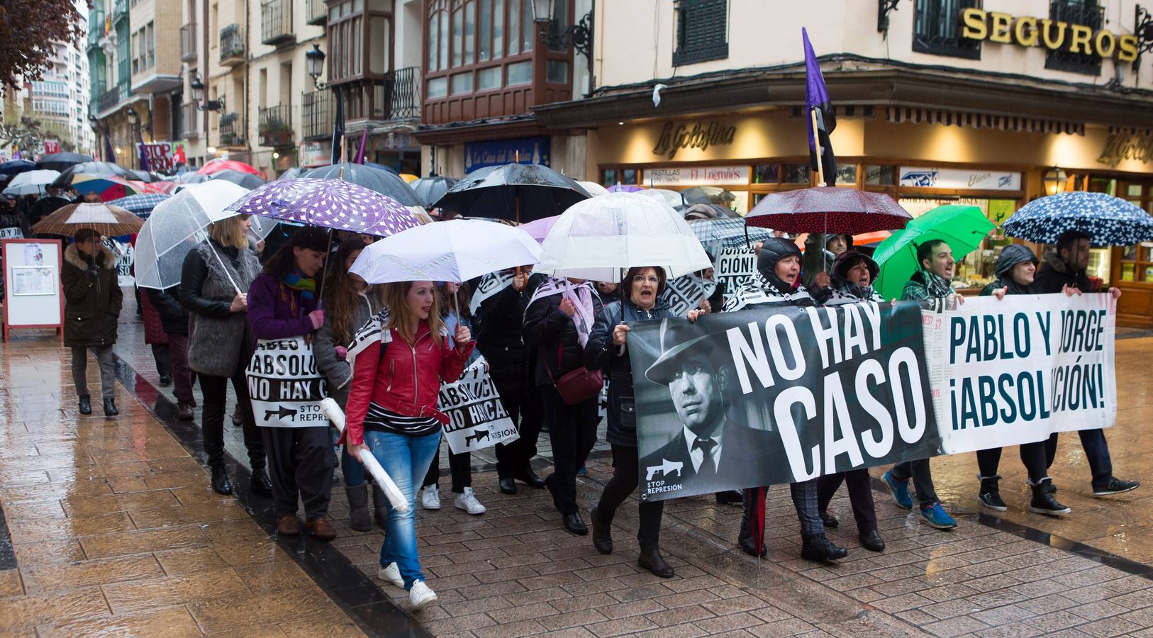 Una multitudinaria manifestación recorrió el centro de Logroño bajo la lluvia para reclamar la absolución de los dos jóvenes encausados