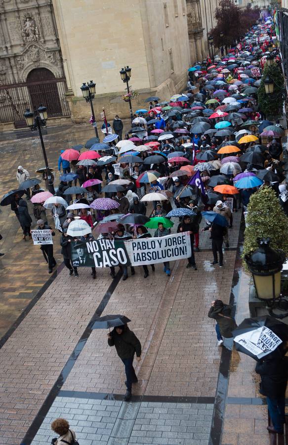 Una multitudinaria manifestación recorrió el centro de Logroño bajo la lluvia para reclamar la absolución de los dos jóvenes encausados