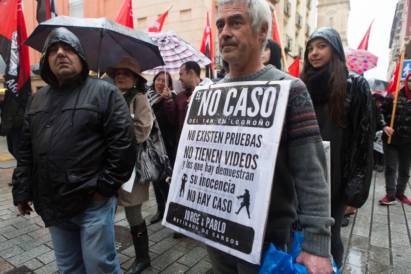 Una multitudinaria manifestación recorrió el centro de Logroño bajo la lluvia para reclamar la absolución de los dos jóvenes encausados