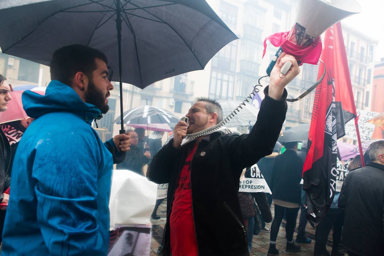 Una multitudinaria manifestación recorrió el centro de Logroño bajo la lluvia para reclamar la absolución de los dos jóvenes encausados