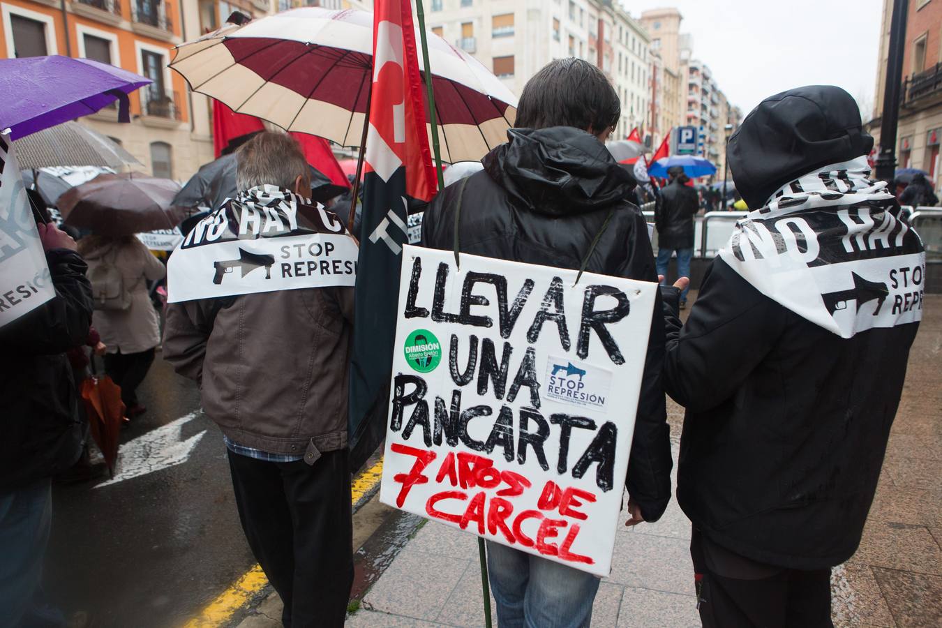 Una multitudinaria manifestación recorrió el centro de Logroño bajo la lluvia para reclamar la absolución de los dos jóvenes encausados