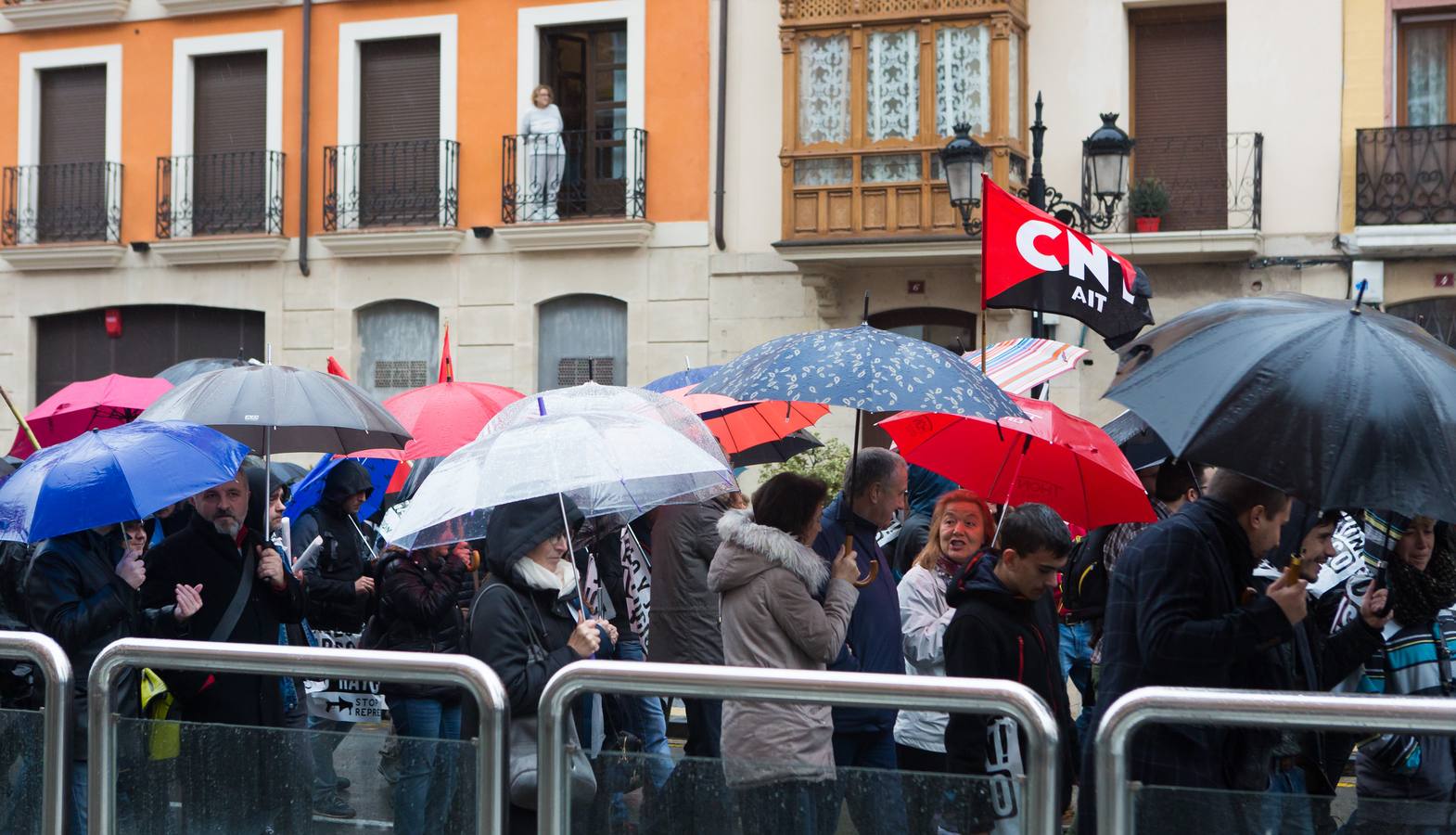 Una multitudinaria manifestación recorrió el centro de Logroño bajo la lluvia para reclamar la absolución de los dos jóvenes encausados