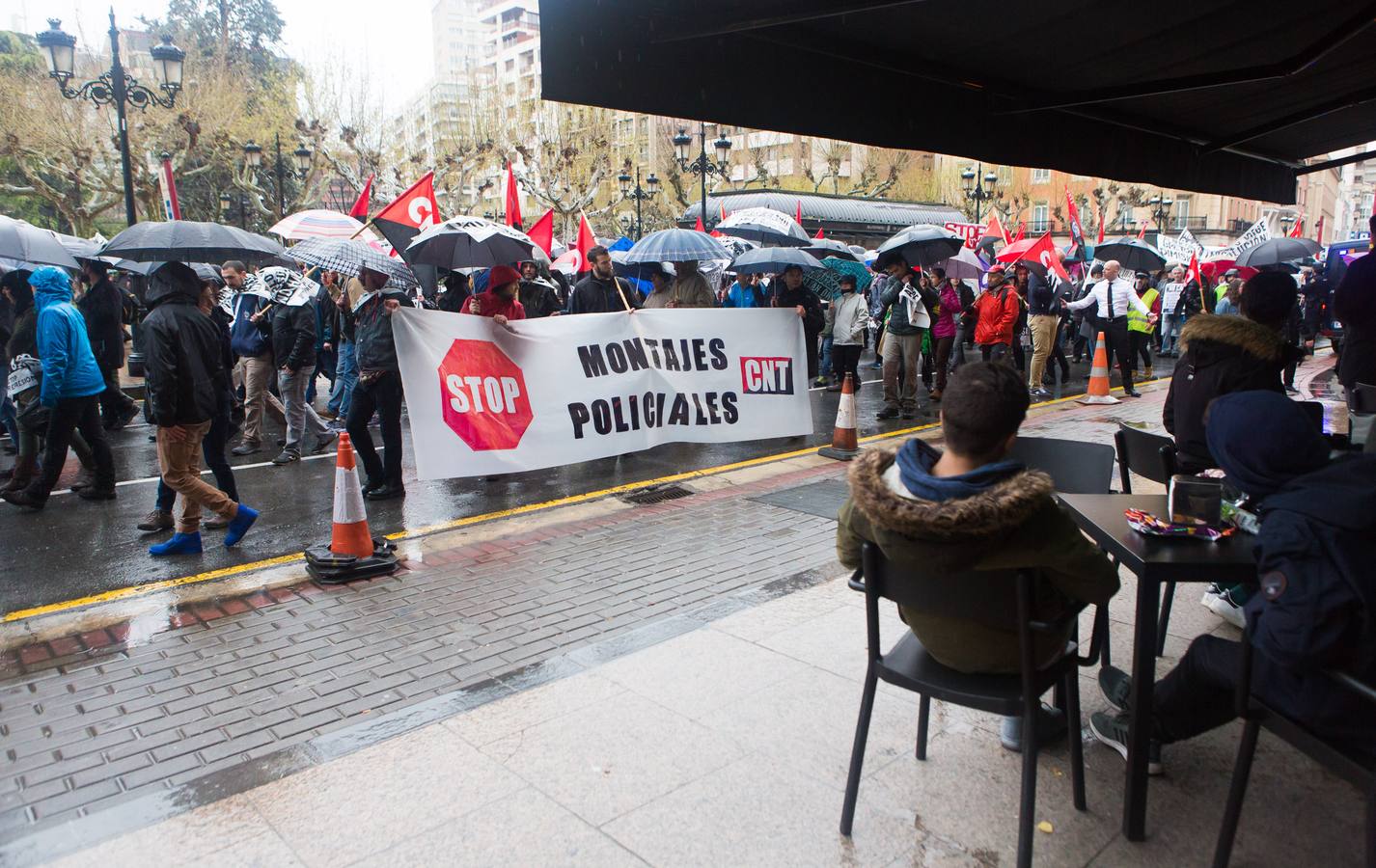 Una multitudinaria manifestación recorrió el centro de Logroño bajo la lluvia para reclamar la absolución de los dos jóvenes encausados