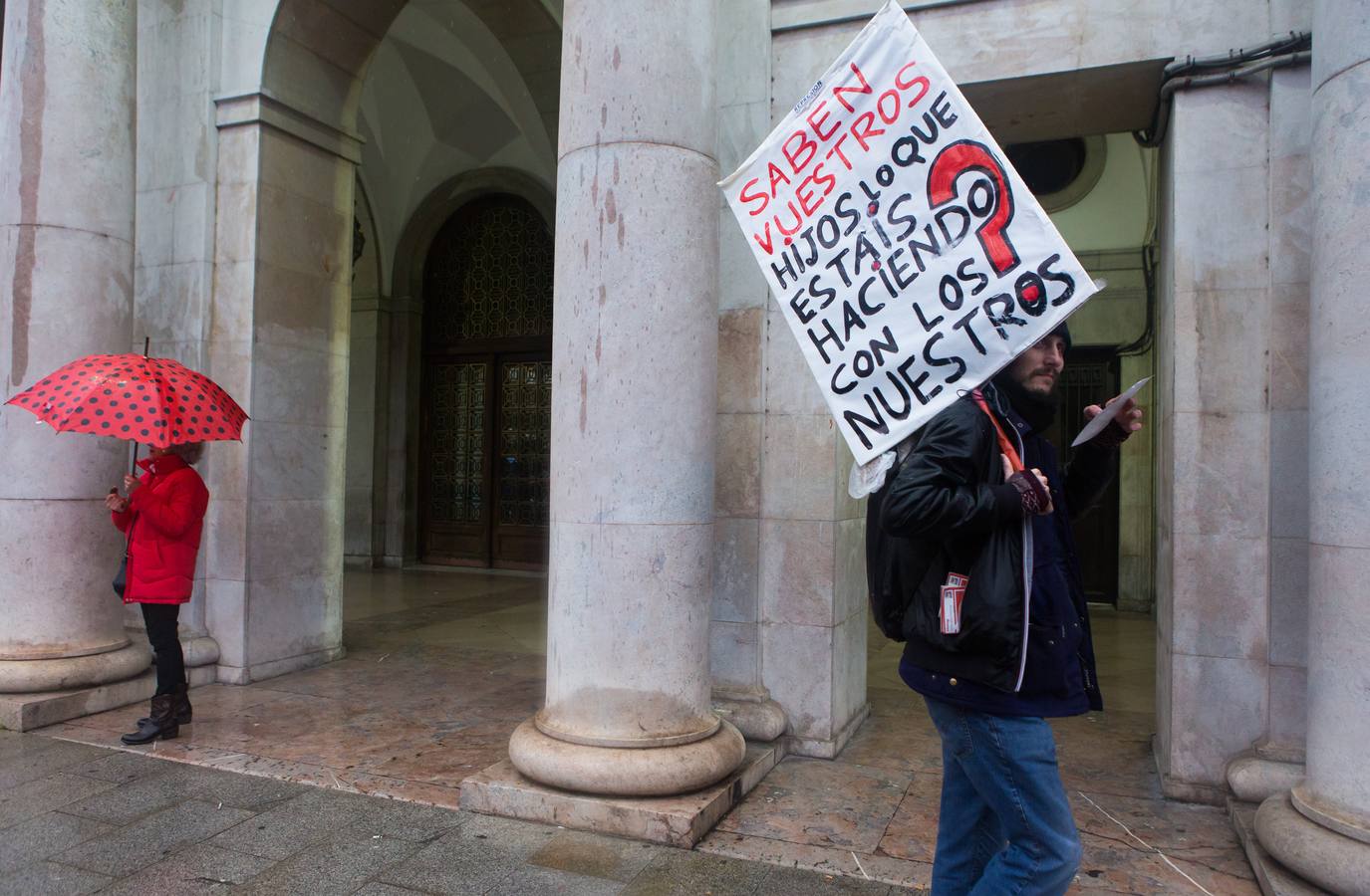 Una multitudinaria manifestación recorrió el centro de Logroño bajo la lluvia para reclamar la absolución de los dos jóvenes encausados