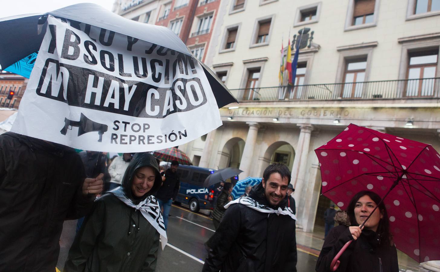 Una multitudinaria manifestación recorrió el centro de Logroño bajo la lluvia para reclamar la absolución de los dos jóvenes encausados