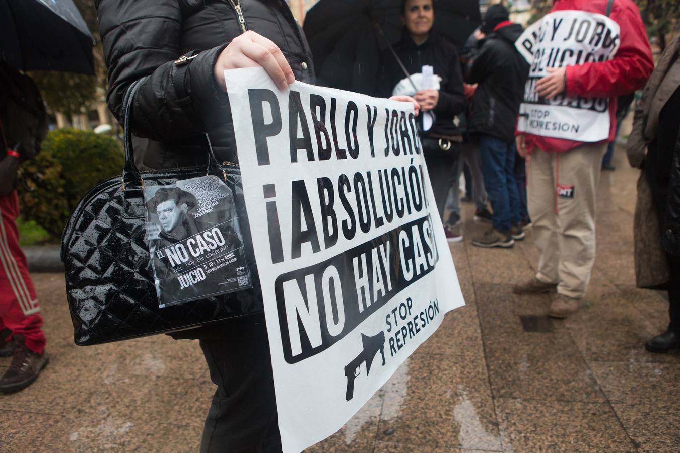 Una multitudinaria manifestación recorrió el centro de Logroño bajo la lluvia para reclamar la absolución de los dos jóvenes encausados