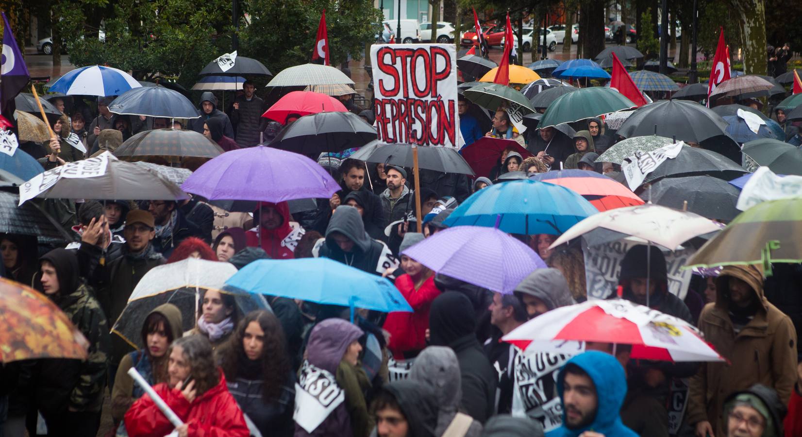 Una multitudinaria manifestación recorrió el centro de Logroño bajo la lluvia para reclamar la absolución de los dos jóvenes encausados