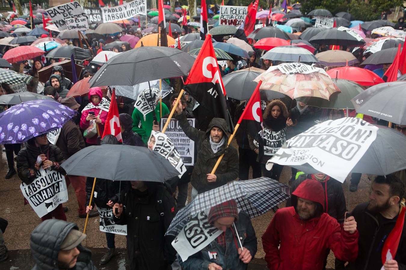 Una multitudinaria manifestación recorrió el centro de Logroño bajo la lluvia para reclamar la absolución de los dos jóvenes encausados