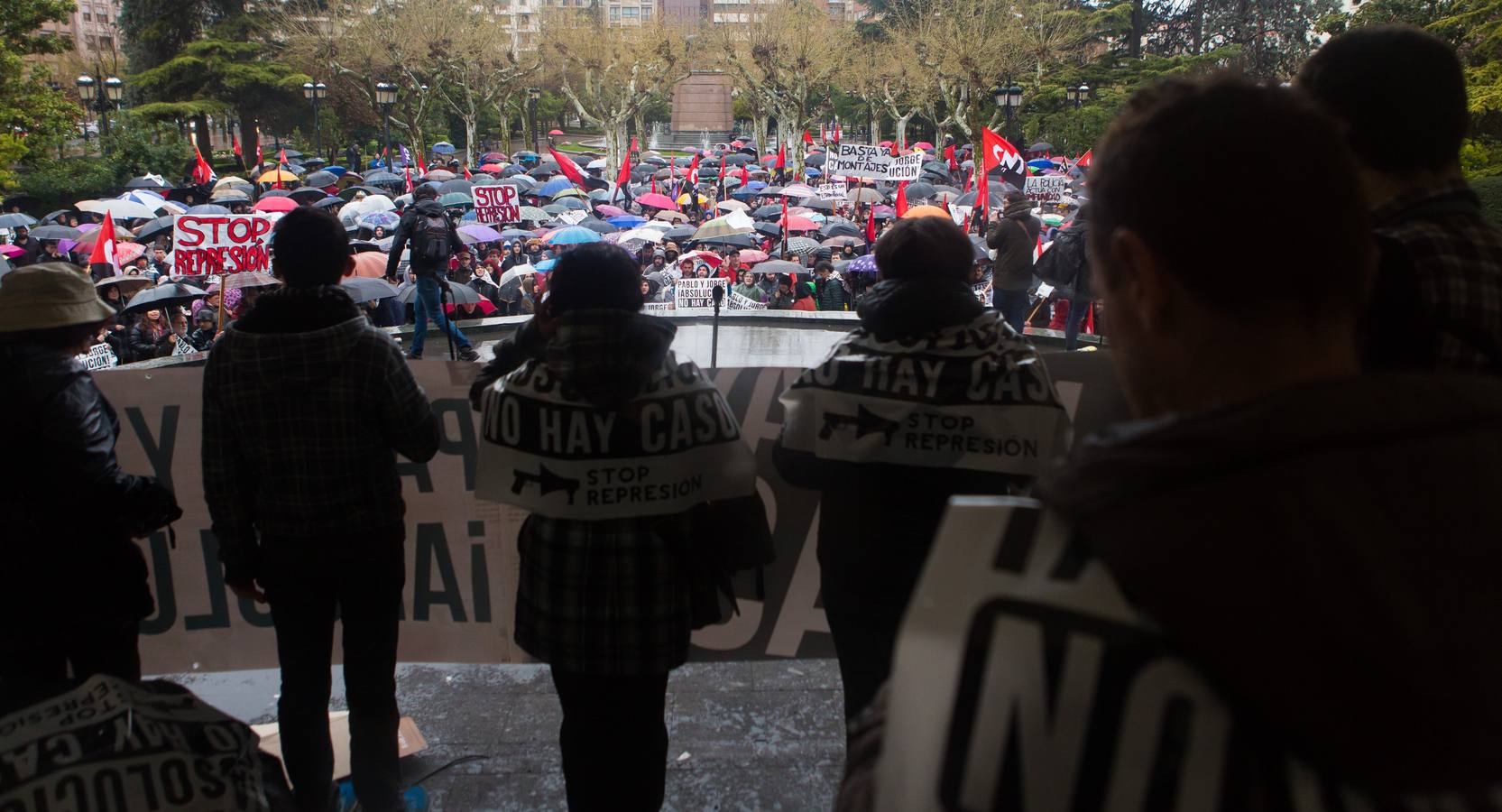 Una multitudinaria manifestación recorrió el centro de Logroño bajo la lluvia para reclamar la absolución de los dos jóvenes encausados