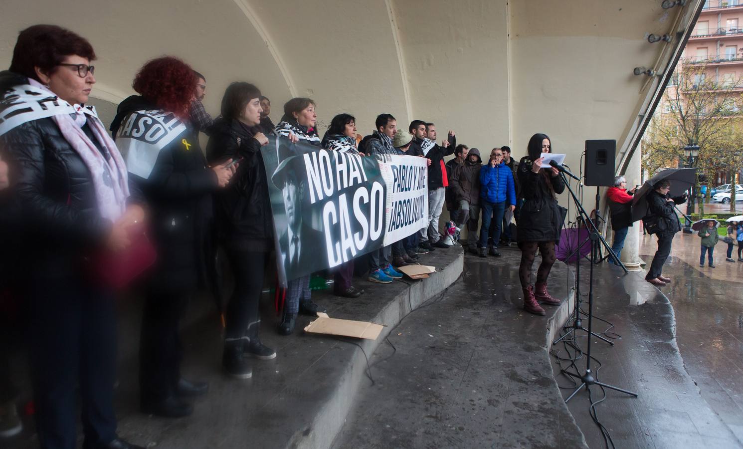 Una multitudinaria manifestación recorrió el centro de Logroño bajo la lluvia para reclamar la absolución de los dos jóvenes encausados