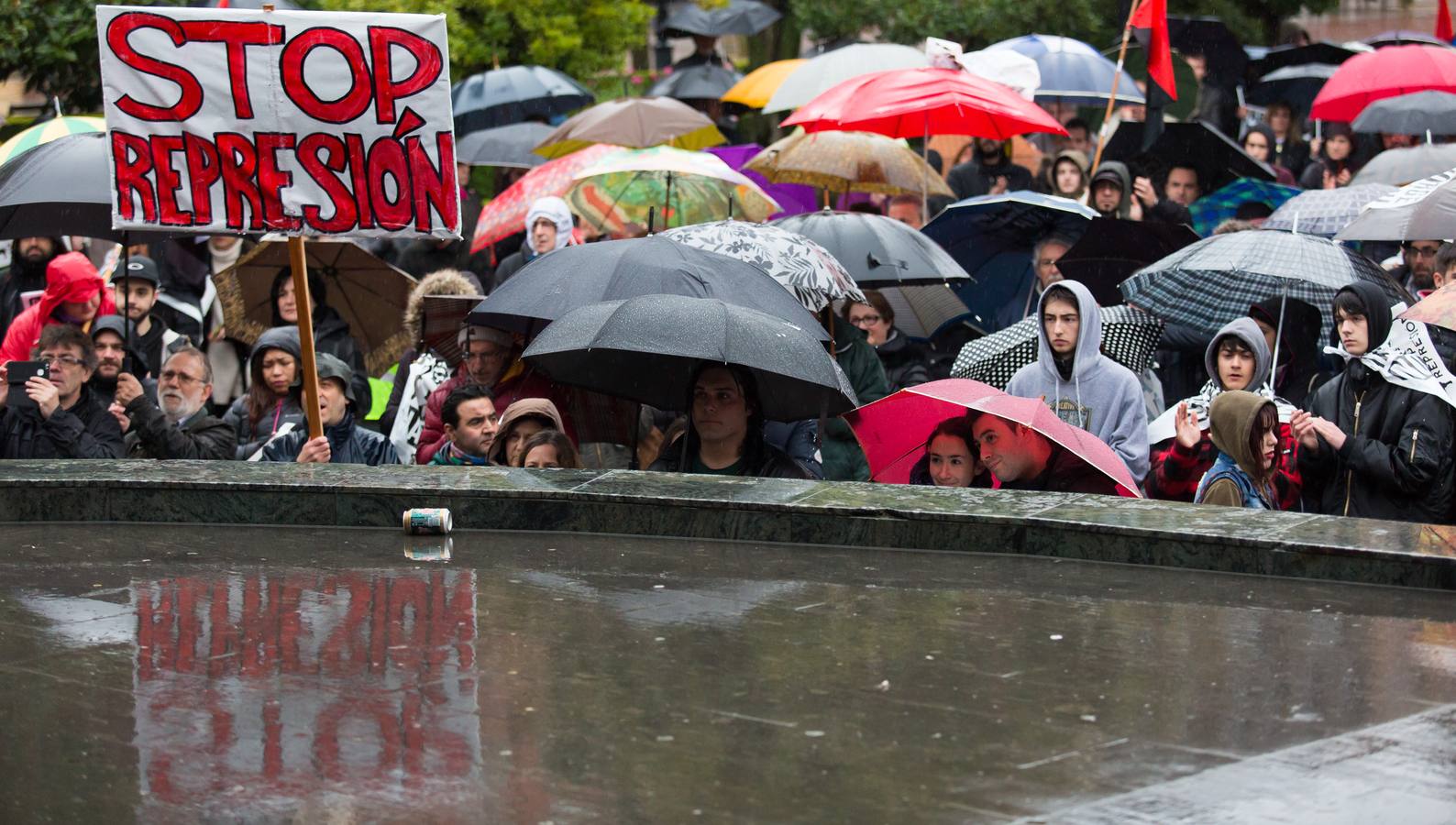 Una multitudinaria manifestación recorrió el centro de Logroño bajo la lluvia para reclamar la absolución de los dos jóvenes encausados