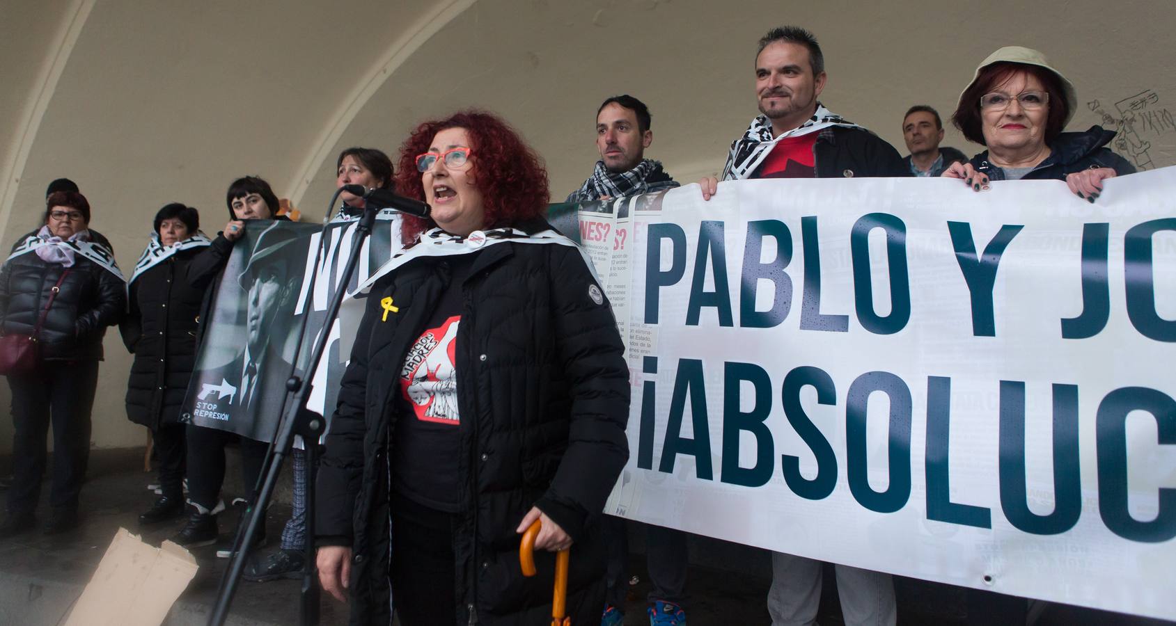 Una multitudinaria manifestación recorrió el centro de Logroño bajo la lluvia para reclamar la absolución de los dos jóvenes encausados