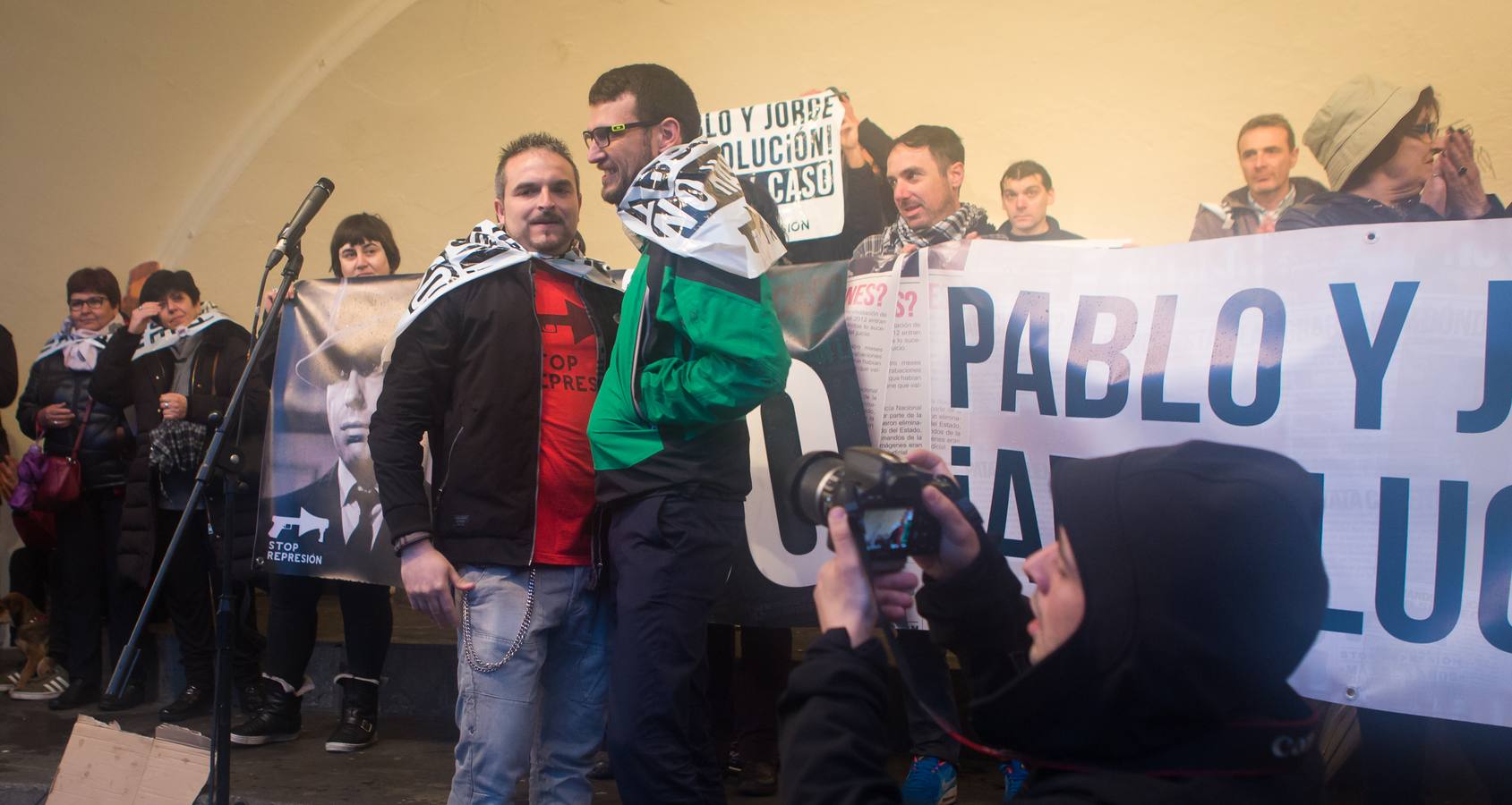 Una multitudinaria manifestación recorrió el centro de Logroño bajo la lluvia para reclamar la absolución de los dos jóvenes encausados