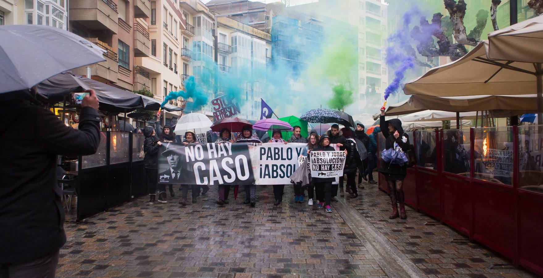 Una multitudinaria manifestación recorrió el centro de Logroño bajo la lluvia para reclamar la absolución de los dos jóvenes encausados