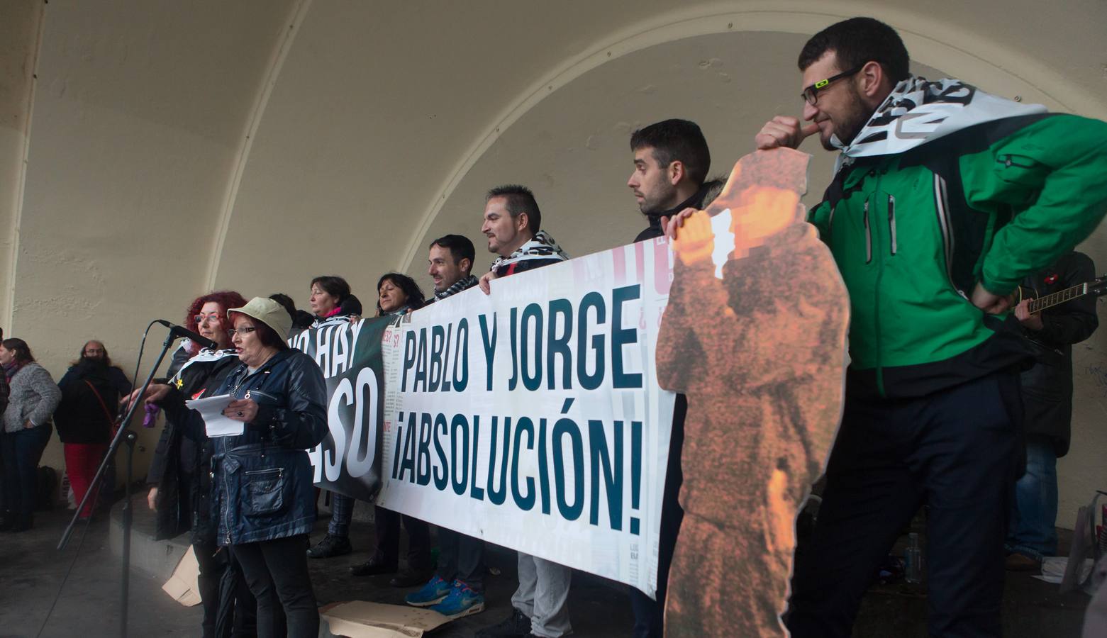 Una multitudinaria manifestación recorrió el centro de Logroño bajo la lluvia para reclamar la absolución de los dos jóvenes encausados