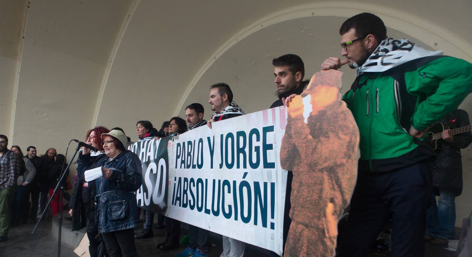 Una multitudinaria manifestación recorrió el centro de Logroño bajo la lluvia para reclamar la absolución de los dos jóvenes encausados