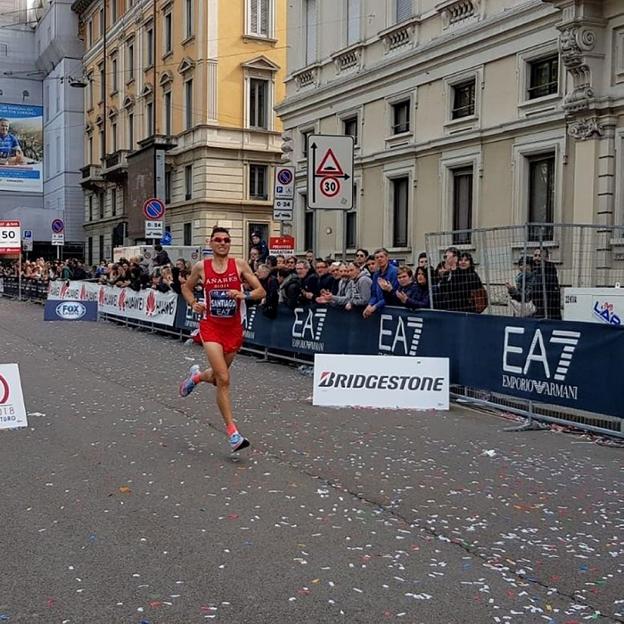 Camilo Santiago afronta los últimos metros en Milán, donde logró la mínima para el Europeo de maratón. :: c. santiago