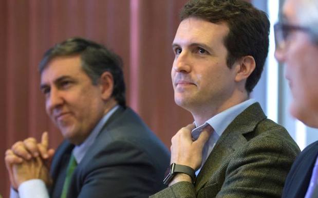 Pablo Casado (c), durante una rueda de prensa. 