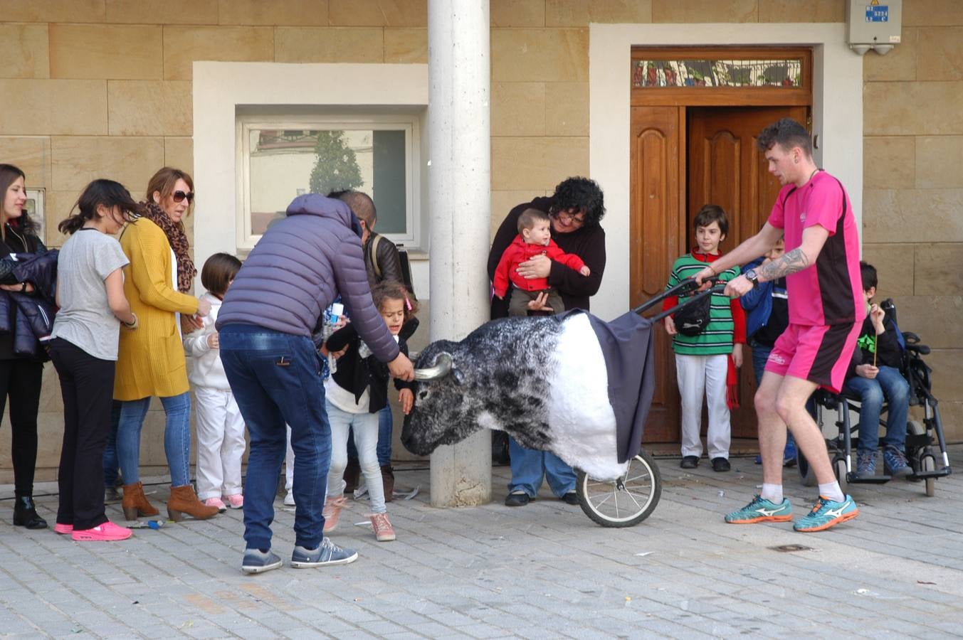 Imágenes de las fiestas de la Anunciación de El Villar de Arnedo, donde se disfrutó de un espectáculo infantil con encierro simulado, baile, toro hinchable...