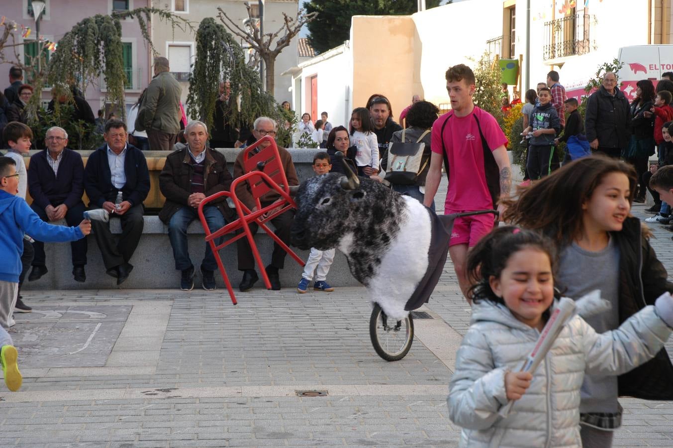 Imágenes de las fiestas de la Anunciación de El Villar de Arnedo, donde se disfrutó de un espectáculo infantil con encierro simulado, baile, toro hinchable...