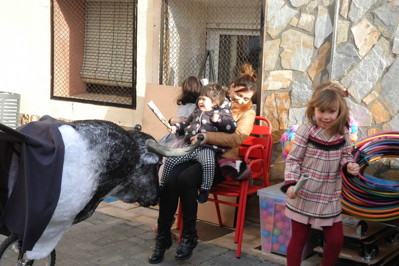 Imágenes de las fiestas de la Anunciación de El Villar de Arnedo, donde se disfrutó de un espectáculo infantil con encierro simulado, baile, toro hinchable...