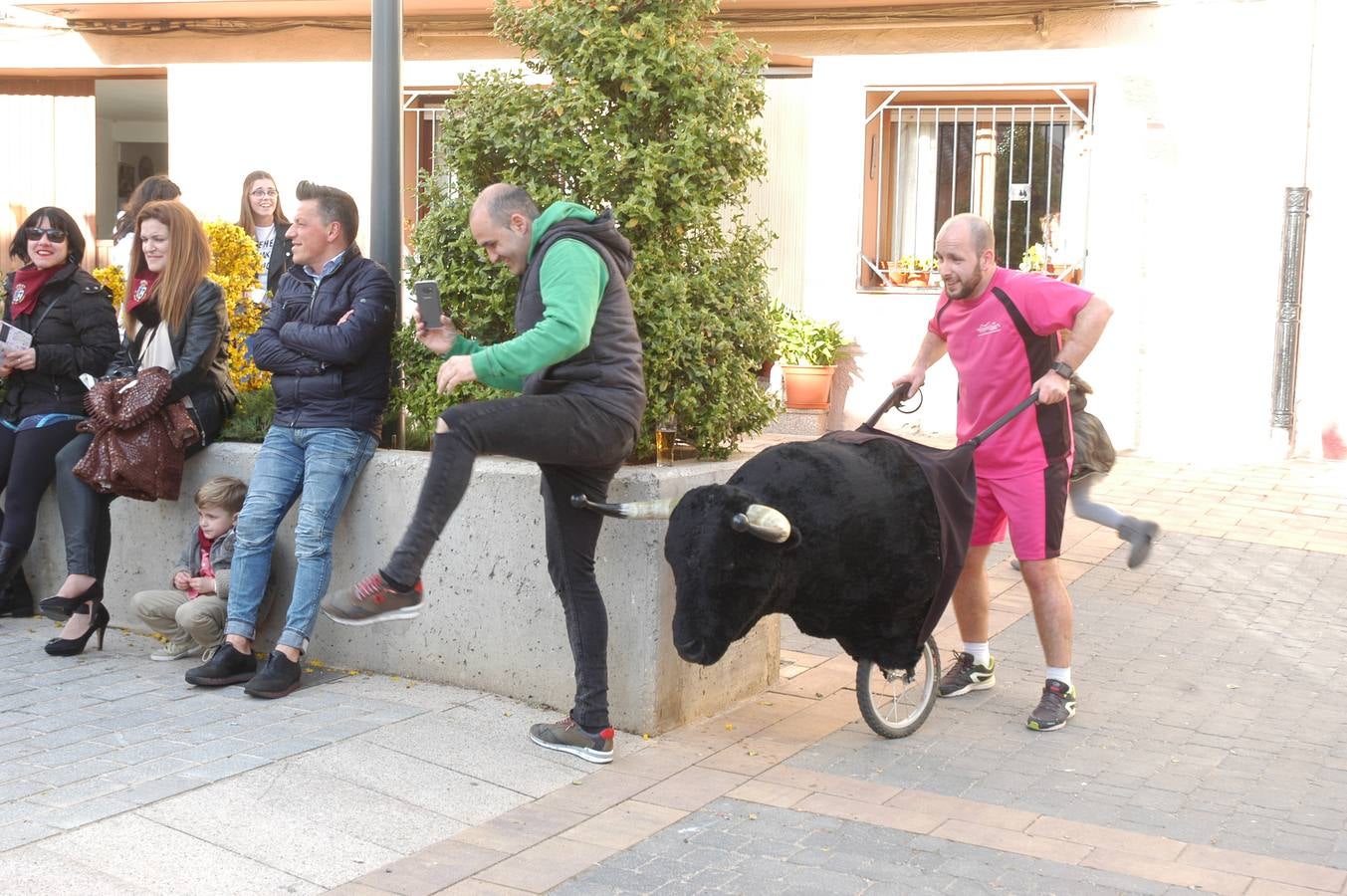 Imágenes de las fiestas de la Anunciación de El Villar de Arnedo, donde se disfrutó de un espectáculo infantil con encierro simulado, baile, toro hinchable...