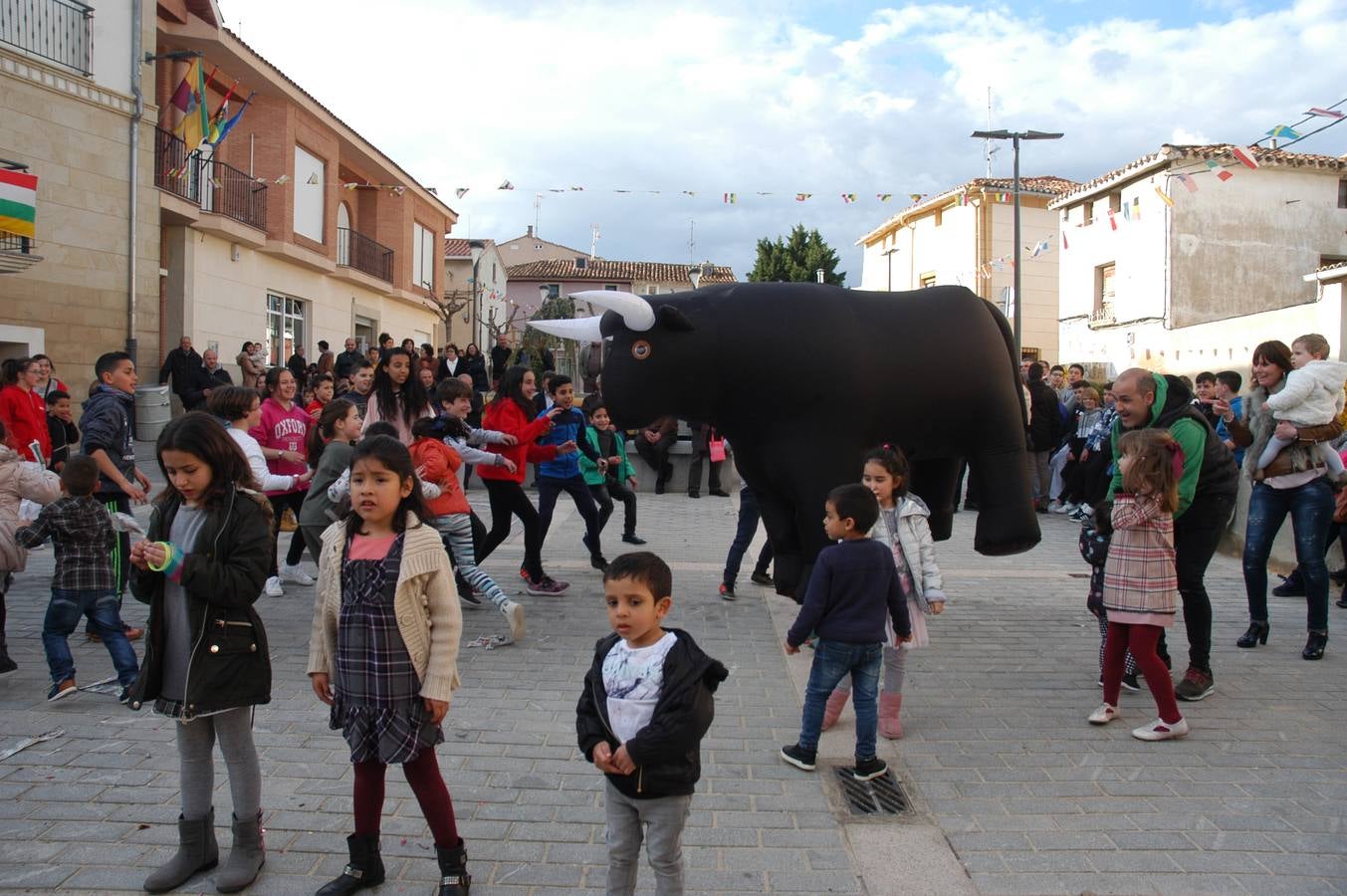 Imágenes de las fiestas de la Anunciación de El Villar de Arnedo, donde se disfrutó de un espectáculo infantil con encierro simulado, baile, toro hinchable...
