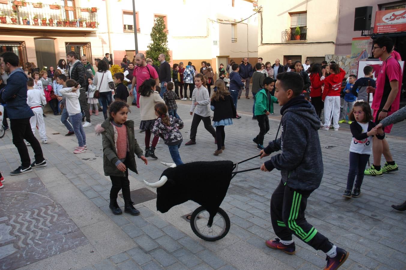Imágenes de las fiestas de la Anunciación de El Villar de Arnedo, donde se disfrutó de un espectáculo infantil con encierro simulado, baile, toro hinchable...